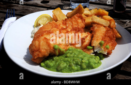 Une assiette de poisson frites et petits pois Banque D'Images