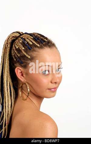 Jeune femme avec des yeux de chat et des tresses dans les cheveux Banque D'Images