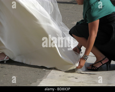 Mariée mariage et ami dans Street Banque D'Images