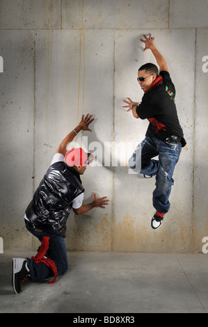 African American hip hop dancers performing contre mur Banque D'Images