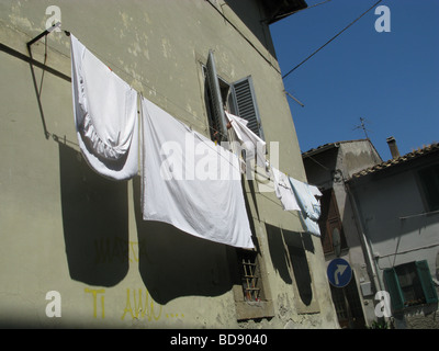 Les draps de lit sur la ligne de lavage à l'extérieur dans le soleil en italie Banque D'Images