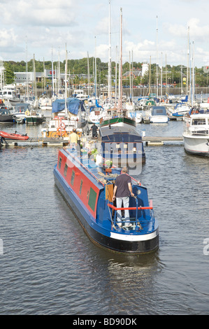 Canal Boat moors jusqu'au développement des quais de Preston Banque D'Images