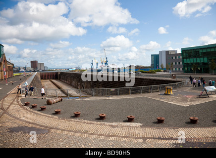 Thompson, le quai de la cale sèche le RMS Titanic, Belfast, Irlande du Nord, avec les touristes, certains sur un tour organisé. Banque D'Images