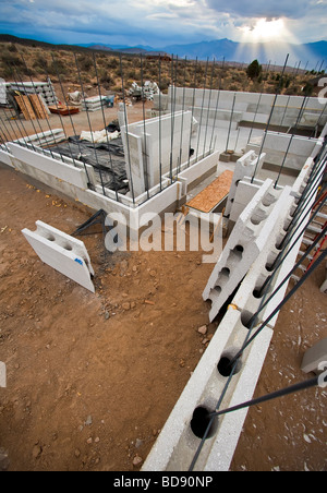 En polystyrène recyclé et lumière wight composent ces Béton Matériaux de construction des murs en lieu et une nouvelle maison prend forme Banque D'Images