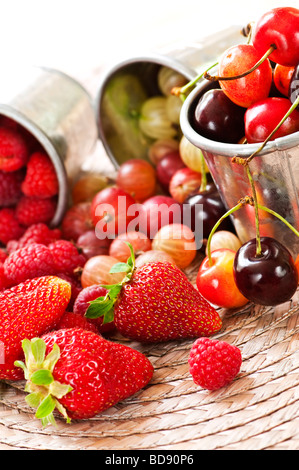 Un assortiment de fruits et baies d'été dans des seaux en métal Banque D'Images