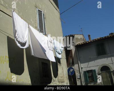 Les draps de lit sur la ligne de lavage à l'extérieur dans le soleil en italie Banque D'Images