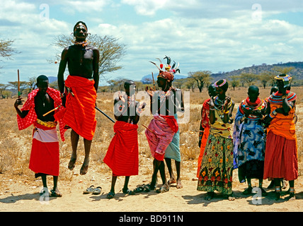 Tribus masaï personnes effectuant une danse traditionnelle Banque D'Images