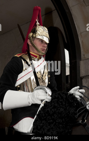 En service membre de la Horse Guards dans son uniforme de cérémonie dans une guérite à l'Admiralty Arch, Whitehall, Londres Banque D'Images