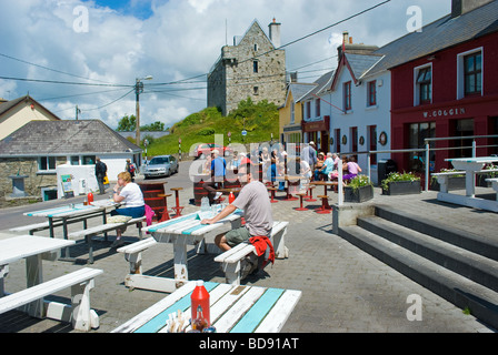 Les touristes profiter de l'été à Baltimore, West Cork, Irlande Banque D'Images