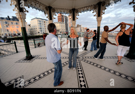 Club Salsa danser toute la nuit dans le Kiosque récemment rénové sur le front de mer de Brighton UK Banque D'Images