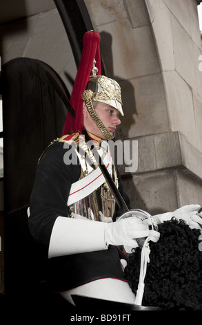 En service membre de la Horse Guards dans son uniforme de cérémonie dans une guérite à l'Admiralty Arch, Whitehall, Londres Banque D'Images