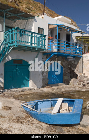 - Syrmata peint de couleurs vives, maisons de pêcheurs sur l'île de Milos, Grèce Banque D'Images