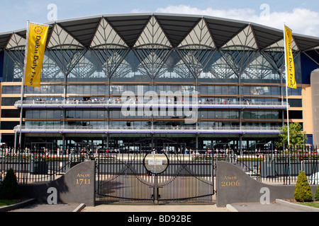 La porte d'entrée et la Tribune Principale (sur le côté anneau de parade) à Ascot race course, près de Windsor, Berkshire, Royaume-Uni. Banque D'Images