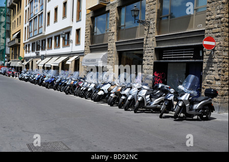 Scooters en stationnement sur une rue Florence Firenze Italie Banque D'Images