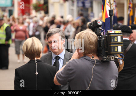 L'équipe du film de télévision et présentatrice TV travaille dans un puits extérieur outdoor broadcast en Angleterre Banque D'Images