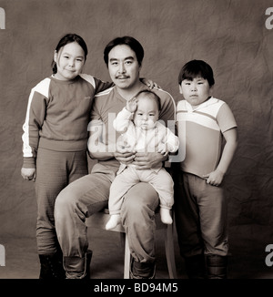 Noir blanc studio portrait de famille Inuit dans un studio de photographie à Iqaluit Nunavut Canada Banque D'Images