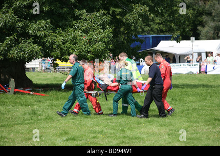 Le personnel paramédical de l'Hampshire et l'île de White Air Ambulance transportant un patient à l'Ellingham show Banque D'Images