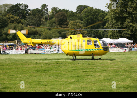 Hampshire et l'île de White Air Ambulance ramasse un patient à l'Ellingham show Banque D'Images