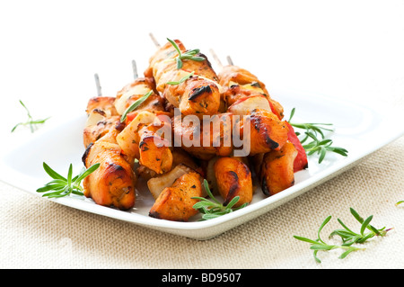 Tas de poulet barbecue bouchées sur une assiette kebab Banque D'Images