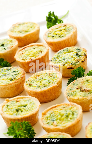 Assiette de nombreux petits mini quiches apéritifs Banque D'Images