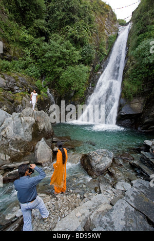 Les Indiens en contemplant le Bhagsu Nag cascade. Près de McLeod Ganj. Dharamsala. L'Inde Banque D'Images