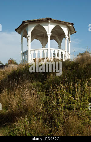 Invitant à sunshine gazebo peint sur une falaise avec vue sur l'océan à Kalaloch Lodge Parc National Olympique Washington Banque D'Images