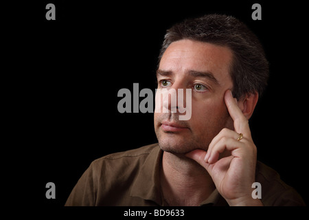 Portrait d'un homme mûr sur fond noir Banque D'Images