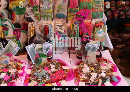 Produits préparés ou mesas pour des rituels avec des ftus de lama séchés (appelés sullus localement) à vendre sur la rue dans le marché des sorcières, la Paz, Bolivie Banque D'Images