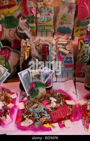 Offre préparée ou mesa pour des rituels avec le foetus de lama séché (appelé sullus localement) à vendre sur la rue stalle à Witches Market, la Paz, Bolivie Banque D'Images