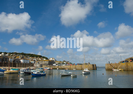 Mousehole port près de Penzance, Cornwall sur une journée ensoleillée d'août, Royaume-Uni, 2009 Banque D'Images