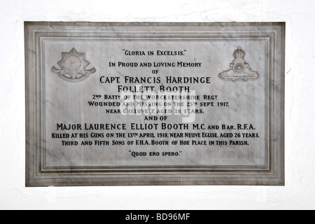 Plaque à la mémoire du Capitaine Hardinge Follet Stand et grands Laurance Elliot Stand M C et d'un bar à St Peter s'Église en vieux Woking Banque D'Images