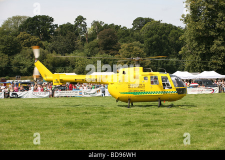 Hampshire et l'île de White Air Ambulance ramasse un patient à l'Ellingham show Banque D'Images