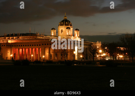 Vue sur le burgtor ('la passerelle de héros') en face de l'Kunsthistorishesmuseum à Vienne, prises à partir de la Heldenplatz au crépuscule Banque D'Images