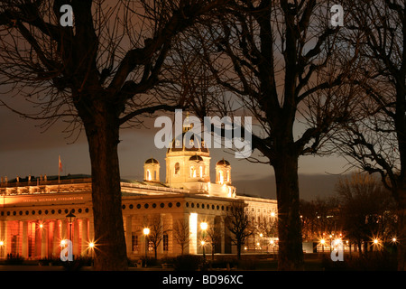 Les arbres et le burgtor ('la passerelle de héros') en face de l'Kunsthistorishesmuseum à Vienne, prises à partir de la Heldenplatz au crépuscule Banque D'Images