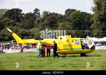 Hampshire et l'île de White Air Ambulance ramasse un patient à l'Ellingham show Banque D'Images