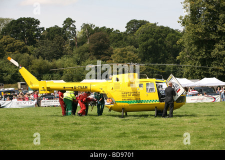 Hampshire et l'île de White Air Ambulance ramasse un patient à l'Ellingham show Banque D'Images