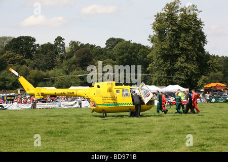 Hampshire et l'île de White Air Ambulance ramasse un patient à l'Ellingham show Banque D'Images