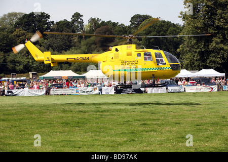 Hampshire et l'île de White Air Ambulance ramasse un patient à l'Ellingham show Banque D'Images