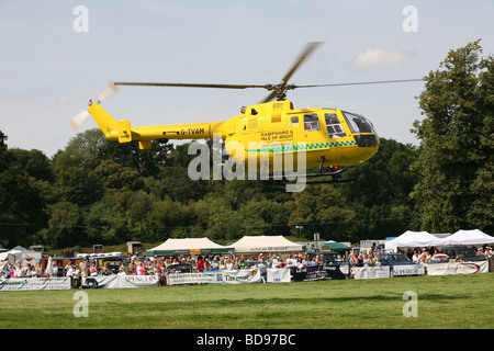 Hampshire et l'île de White Air Ambulance ramasse un patient à l'Ellingham show Banque D'Images