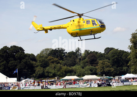 Hampshire et l'île de White Air Ambulance ramasse un patient à l'Ellingham show Banque D'Images