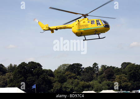 Hampshire et l'île de White Air Ambulance ramasse un patient à l'Ellingham show Banque D'Images