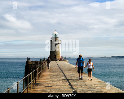 Les vacanciers et les pêcheurs sur la jetée de Castle Cornet St Peter Port Guernsey Harbour Banque D'Images