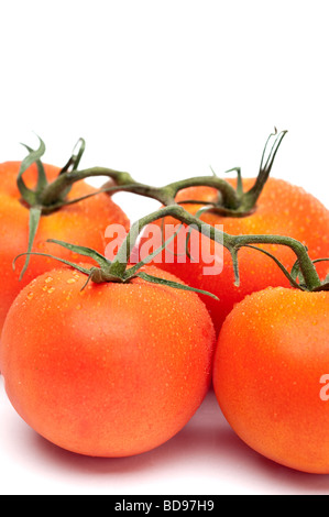 Vertical image de 4 tomates mûres fraîches Banque D'Images