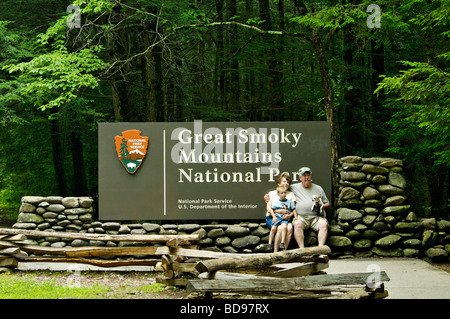 Posant pour une photo de famille à l'entrée du signe pour les Great Smoky Mountains National Park, sur la route 441 au Tennessee Banque D'Images
