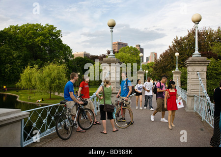 Les cyclistes sur un pont dans le BOSTON COMMON qui est un parc public et jardin achevé en l'année 1837 Boston Massachusetts Banque D'Images