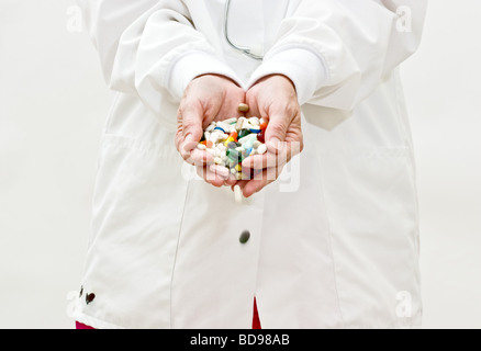 Une femme en blouse de médecins et l'abandon holding pills and capsules de médecine Banque D'Images