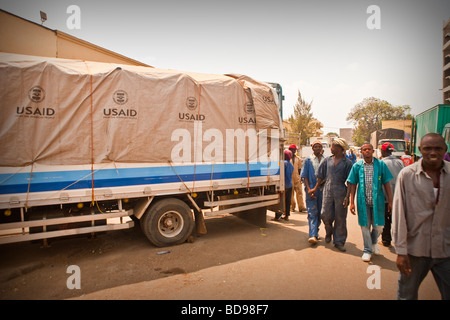 Un camion de marchandises de l'USAID fournit aux citoyens de Kigali, Rwanda. Banque D'Images