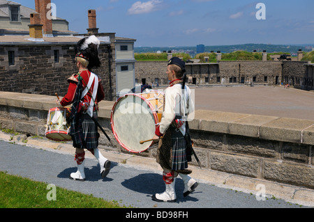 Deux jeunes 78th Highland drummers marchant à la citadelle fort à Halifax (Nouvelle-Écosse) Banque D'Images
