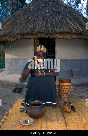 Docteur Alfred Chakadenga Shona, guérisseur, sorcier, chaman, spiritualiste, spiritualisme, medicine man, Chapungu Village Shona, Harare, Zimbabwe Banque D'Images