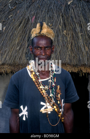 Docteur Alfred Chakadenga Shona, guérisseur, sorcier, chaman, spiritualiste, spiritualisme, medicine man, Chapungu Village Shona, Harare, Zimbabwe Banque D'Images